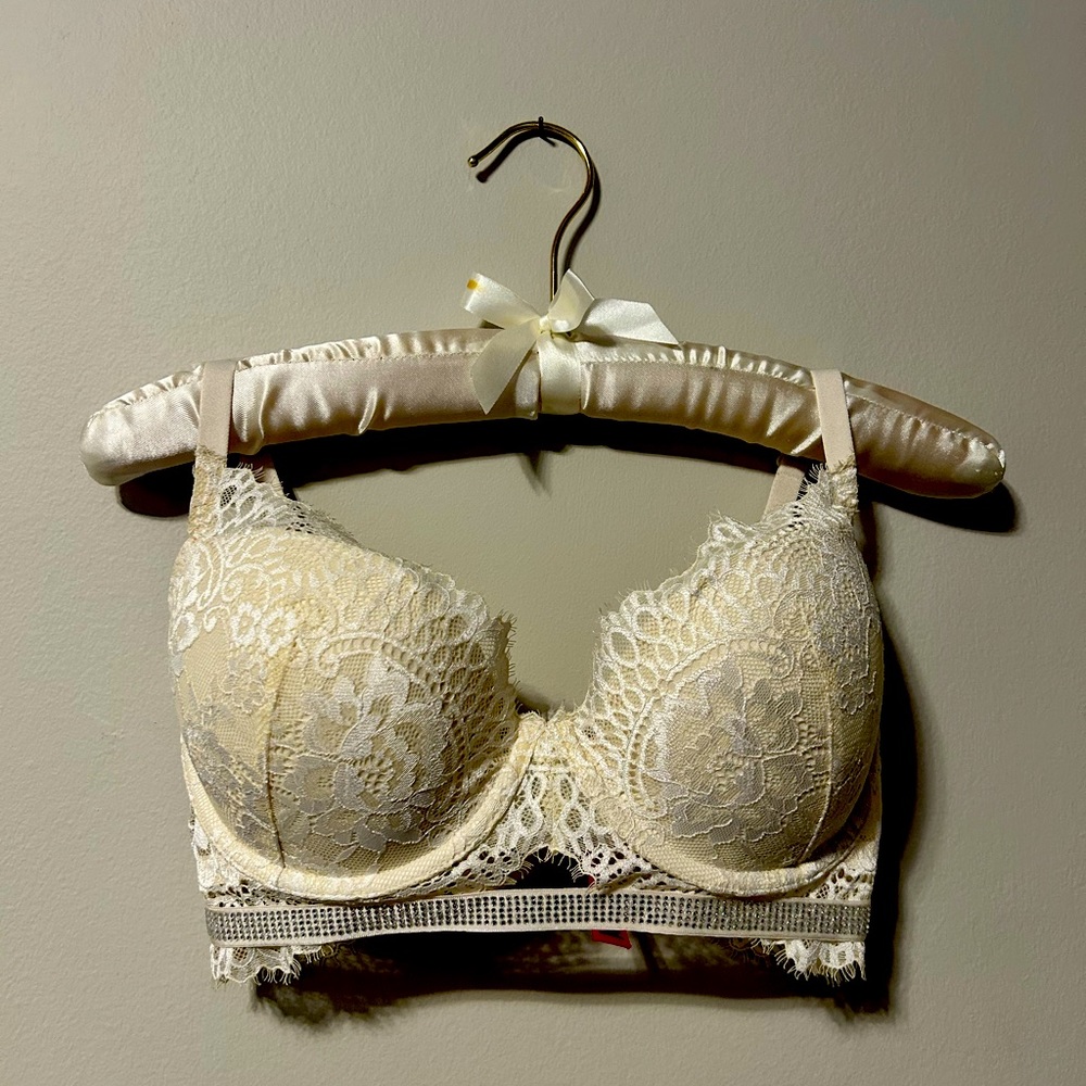 La Senza: Diva Demi. Cream lace bra with sparkle front band